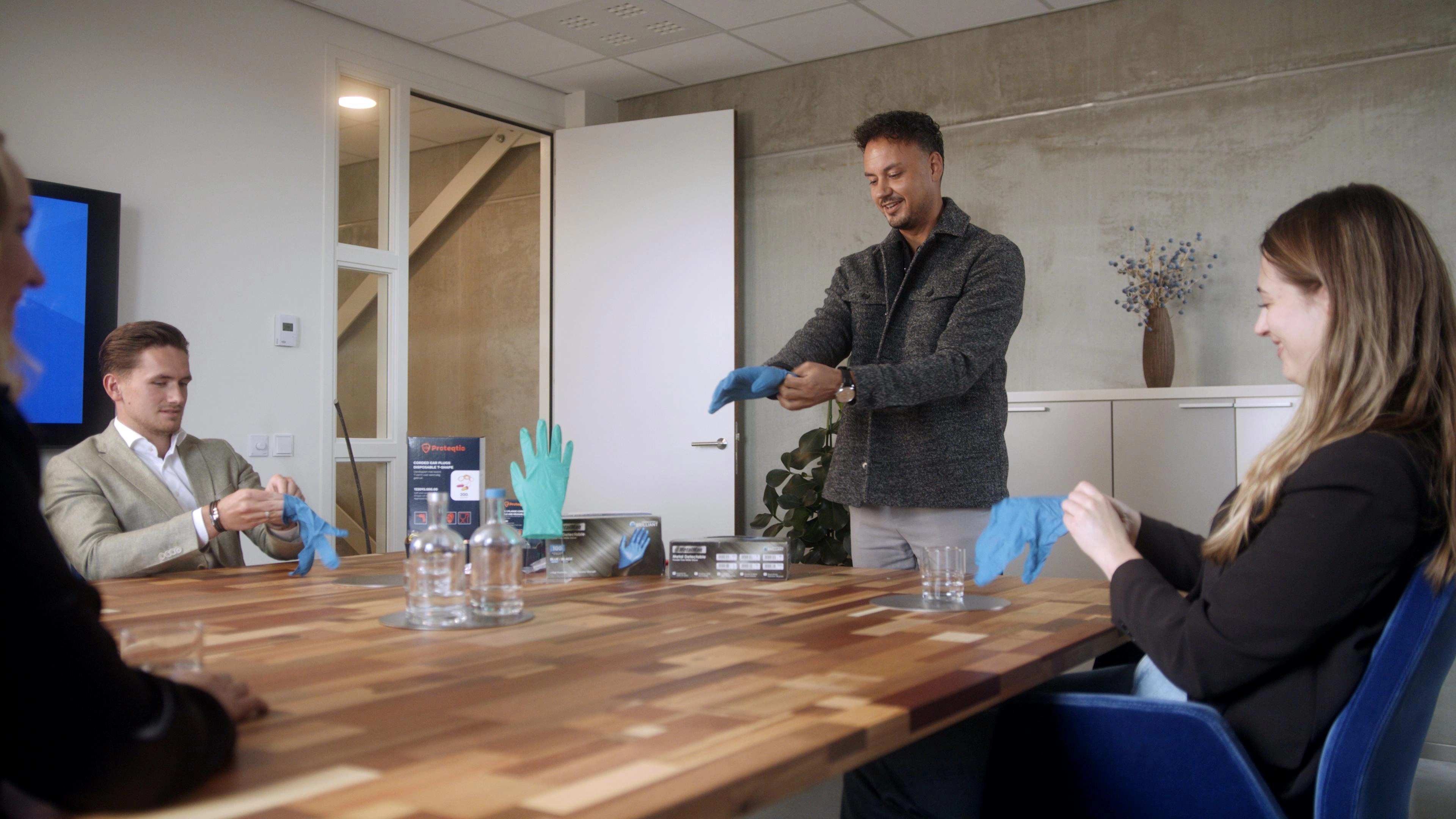 Training-Disposables-PBM-handschoenen.webp