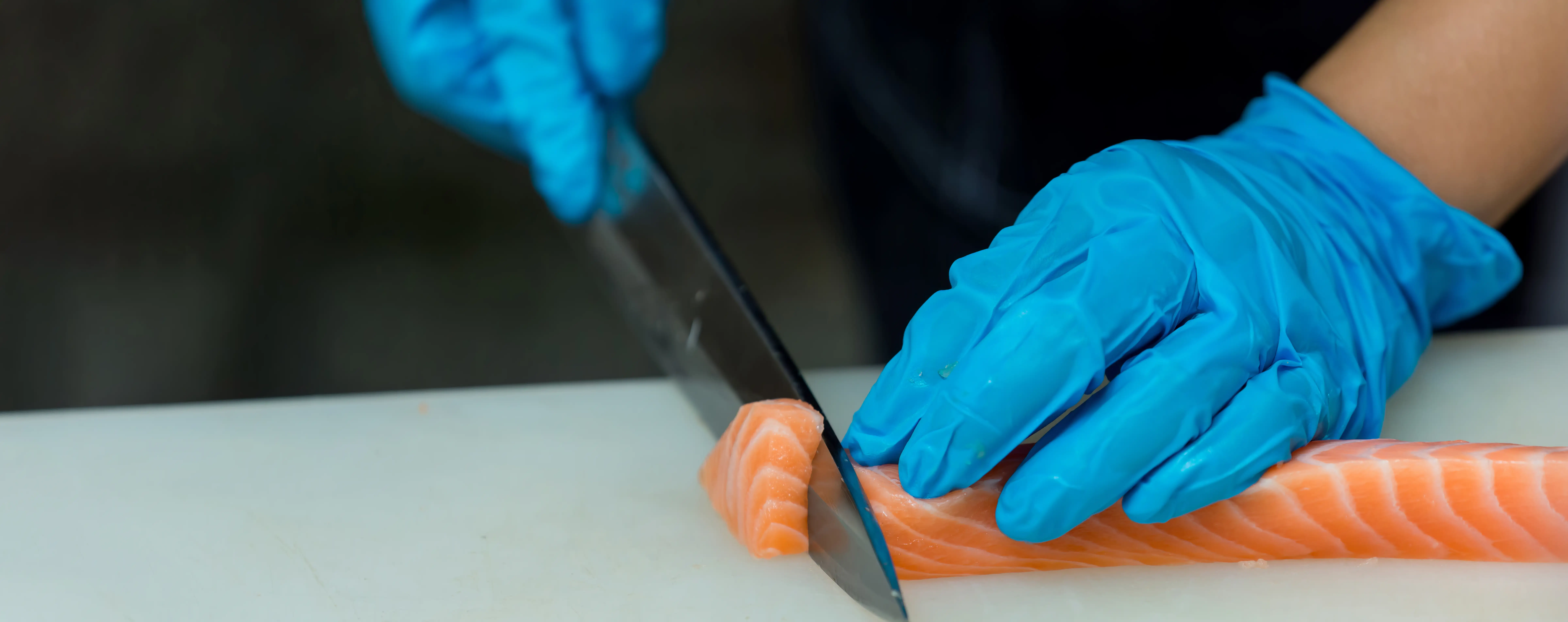 visindustrie_voedingsindustrie_nitril_handschoen_vis_mes_snijveiligheid.webp