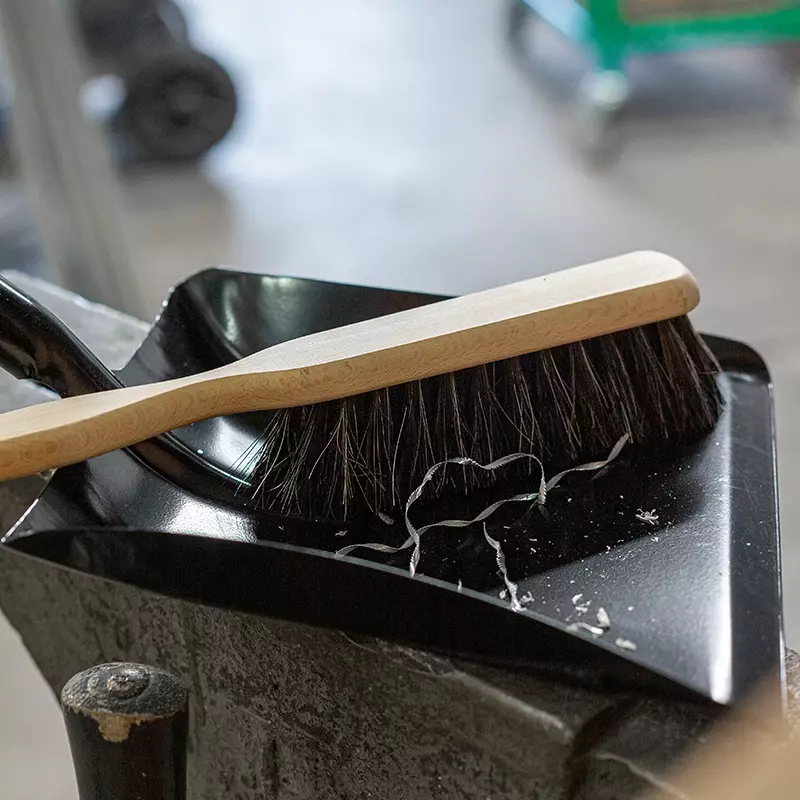 Vikan VTS 558552 metal dustpan with handle 365 mm