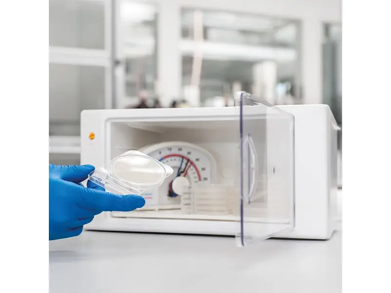 Cultura-M mini incubator including thermometer and multi-rack