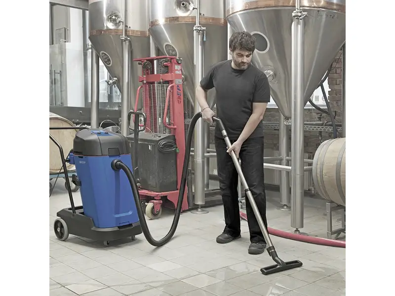 Nilfisk MAXXI II 75-2WD wet and dry vacuum cleaner