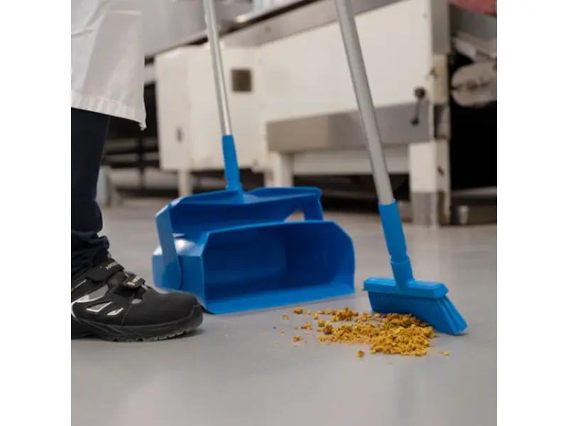 Pelle à poussière hygiénique Vikan 56653 pour hôtels, avec brosse, verrouillable, 350 mm, bleue