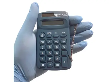 Calculatrice de poche solaire avec chaînette de sécurité