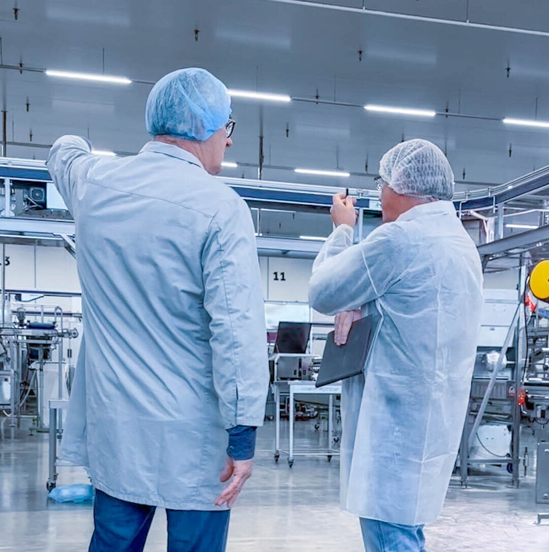 Kwaliteitsmanager en productiemedewerker in gesprek over CCP's en PRP's