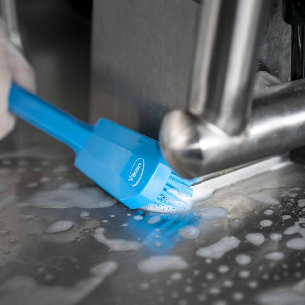 Grondige dieptereiniging van moeilijk bereikbare plekken met borstel in de voedingsindustrie.